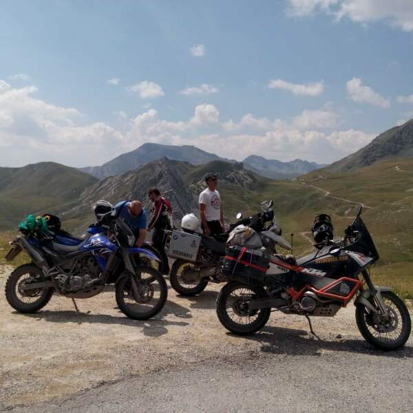 Motorradreisen Westalpen, Motorradgruppe auf dem Berg